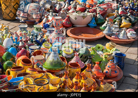 Vasi di ceramica in offerta sul mercato marocchino nella splendida medina di Meknes - Marocco, Africa del Nord Foto Stock