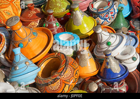 Vasi di ceramica in offerta sul mercato marocchino nella splendida medina di Meknes - Marocco, Africa del Nord Foto Stock