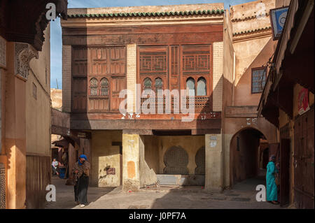 MEKNES, Marocco - 18 febbraio 2017: persone non identificate in strada di Meknes, Marocco. Meknes è una delle quattro città imperiali del Marocco. Foto Stock