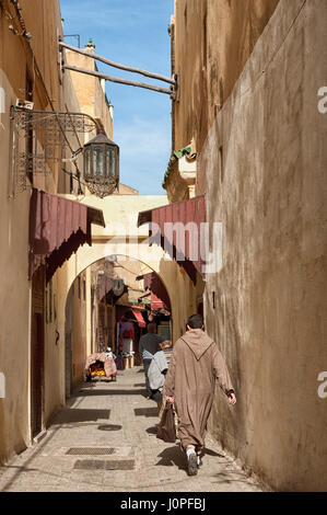 MEKNES, Marocco - 18 febbraio 2017: persone non identificate a piedi in strada di Meknes, Marocco. Meknes è una delle quattro città imperiali del Marocco Foto Stock