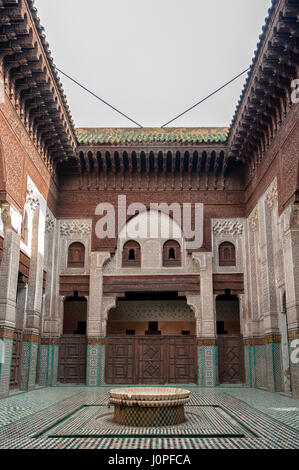 Madrasa Bou Inania interno in Meknes, Marocco. Madrasa Bou Inania è riconosciuto come un eccellente esempio di architettura Marinid in Meknes. Foto Stock