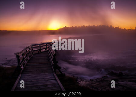 La zona tra il Lago Firehole e caldo lago nel Parco Nazionale di Yellowstone sono noti come Hot Cascades. Acqua calda dal lago Firehole scarichi nel lago a caldo Foto Stock