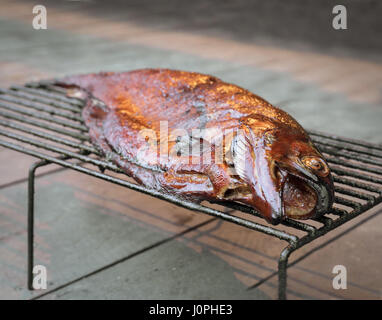 Trota affumicata appena sfornati all'aperto in estate Foto Stock