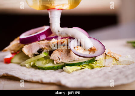 Freschi Fatti in casa di pollo tortilla wrap nel processo Foto Stock