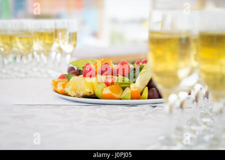 Banchetto frutta fresca con bicchieri di champagne Foto Stock