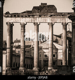 Tempio di Saturno nel Foro Romano a Roma, Italia Foto Stock