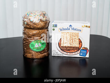 Kulich e Matzo per la famiglia, che celebrano la Pasqua e la Pasqua Foto Stock