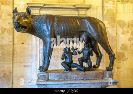 Etrusca statua in bronzo della lupa con Romolo e Remo, Museo Capitolino, Campidoglio, Roma, Italia, Europa Foto Stock