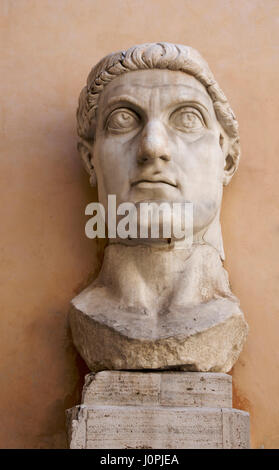 Testa gigante dal colossale statua dell'imperatore Costantino nel Museo Capitolino, Roma, Italia, Europa Foto Stock