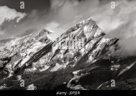 Petite e Grande Autane picchi di montagna in inverno (bianco e nero). Champsaur, Hautes Alpes, a sud delle Alpi Francesi, Francia Foto Stock