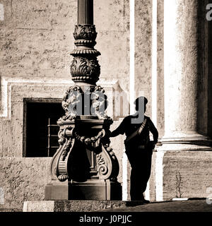 Ombra di Carabinieri . Italiano il palazzo del Parlamento, il Palazzo di Montecitorio a Roma, Lazio, l'Italia, Europa Foto Stock