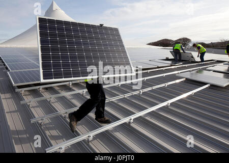 Solar pv essendo installato sul tetto di Truro college Foto Stock