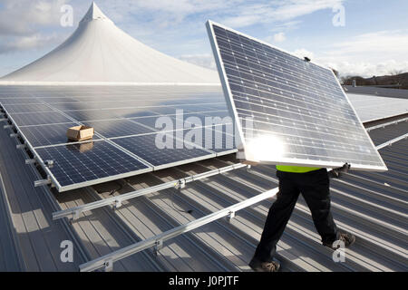 Solar pv essendo installato sul tetto di Truro college Foto Stock