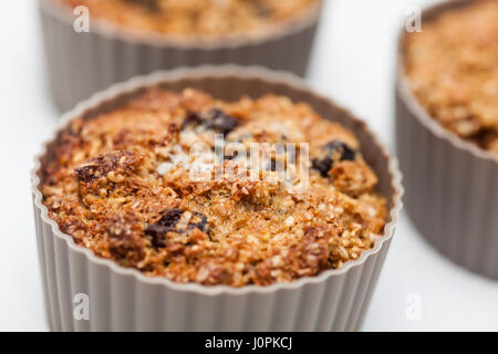 Crusca di frumento muffin preparazione : cotta di crusca di frumento muffin in silicone coppa di cottura Foto Stock