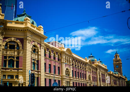 L'architettura rinascimentale brilla contro la bella luce di Flinders Street Stazione Ferroviaria, Melbourne, Victoria, Australia Foto Stock