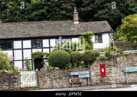 Cottage dalla parte opposta di St Christopher's Chiesa nel piccolo villaggio di Pott Shrigley, Cheshire, Inghilterra. Foto Stock