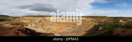 Panoramica panorama di Achada do Gamo area a Sao Domingos miniera abbandonata. Rovine di zolfo forno di estrazione e altri edifici. Acqua acida laghi e sco Foto Stock