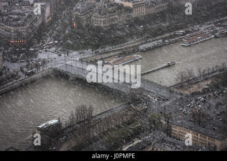 Un temporale improvviso in primavera nella capitale francese. Vista dalla Torre Eiffel sulla place de l'Alma e Pont de l'Alma, avenue Montaigne, cours Albert 1er, port d Foto Stock