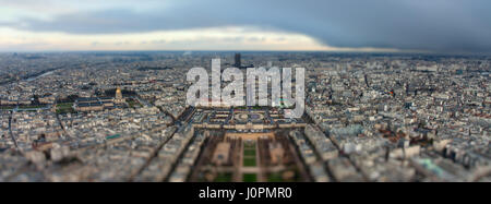 Panorama di Parigi dopo la tempesta dalla torre Eiffel. Vista sul Museo dell'esercito Institut des Hautes Etudes de Défense Nationale, École Militaire, UNESCO Foto Stock