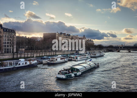 La Senna e il Quai Anatole France al tramonto. Vista dalla passerella Léopold-Sédar-Senghor. La Francia. Parigi. Foto Stock