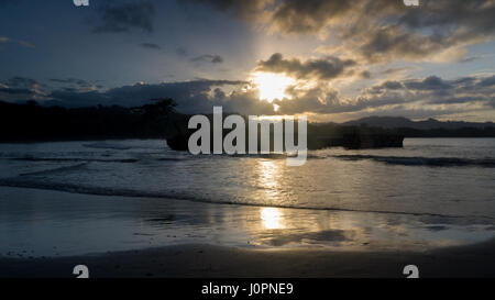 Sunset,naufragio,vecchia barca al tramonto a Puerto Viejo. Costa Rica Foto Stock