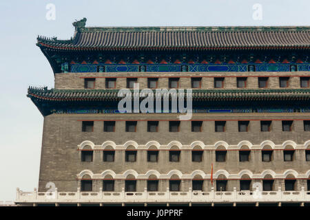 Inquadratura orizzontale di Gate Zhengyangmen (Qianmen) situato a sud della piazza Tiananmen a Pechino in Cina nella giornata di sole Foto Stock