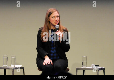 Chelsea Clinton parlando a una folla a NeueHouse su Marzo 20, 2016 a Los Angeles, California. Foto Stock