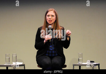 Chelsea Clinton parlando a una folla a NeueHouse su Marzo 20, 2016 a Los Angeles, California. Foto Stock