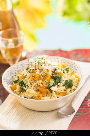 Butternut kale squash risotto con il vino bianco autunno tavolo esterno Foto Stock