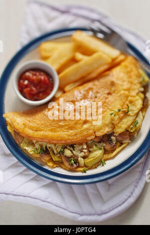 Frittata con funghi, carciofi e patate fritte Foto Stock