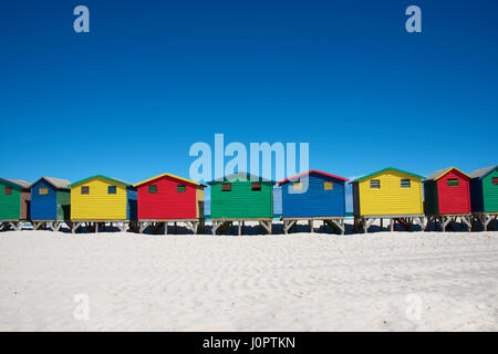 Verniciato colorato stile vittoriano capanne spiaggia Spiaggia di Muizenberg Penisola del Capo Città del Capo Sud Africa Foto Stock