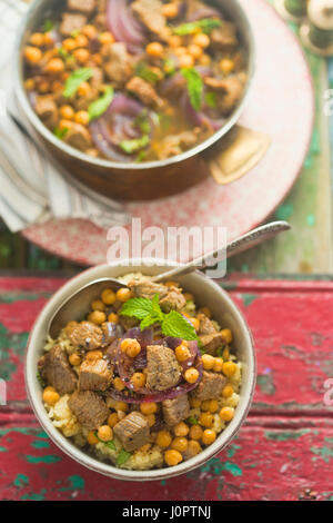 Marocchine agnello speziata con ceci, cipolla rossa, Menta Foto Stock
