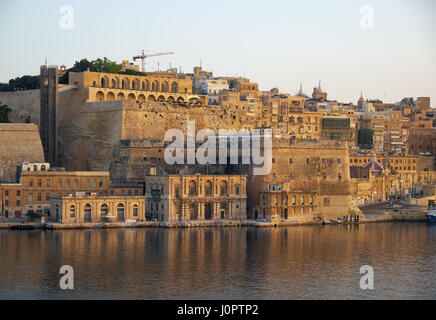 La vista delle fortificazioni di la Valletta con il Fort Lascaris e superiore e Lower Barrakka Gardens dall'acqua del Grand Harbour. Malta Foto Stock