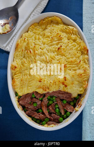 Pastore pie con agnello, piselli, cipolle e purè di patate Foto Stock