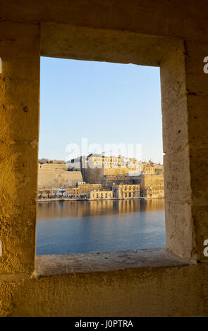 La vista di La Valletta Fort Lascaris dalla finestra della torre di guardia sulla fine di Senglea (L-isla) penisola bastione. Senglea, Malta Foto Stock