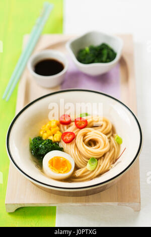 Ramen noodle soup con spinaci e salsa di soia Foto Stock