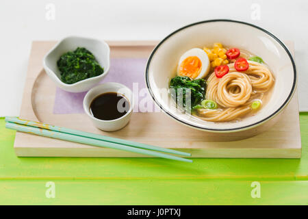Ramen noodle soup con spinaci e salsa di soia Foto Stock