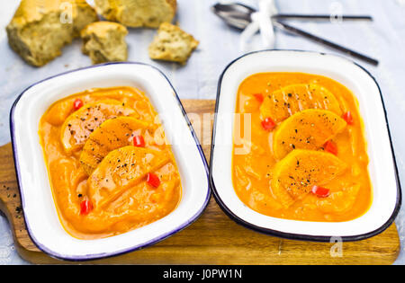 Red Pepper squash minestra in crema Foto Stock