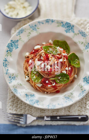 Spaghetti al pomodoro con spinaci e formaggio feta Foto Stock