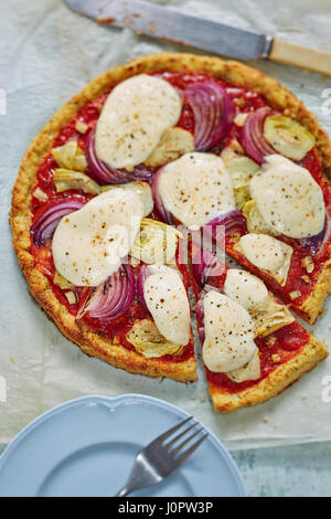 Cavolfiore Vegie base di pizza con carciofi Cipolla rossa e mozzarella Foto Stock