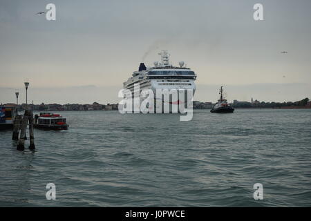 Una grande nave da crociera è di entrare nel 'canale della Giudecca' di Venezia, Italia Foto Stock