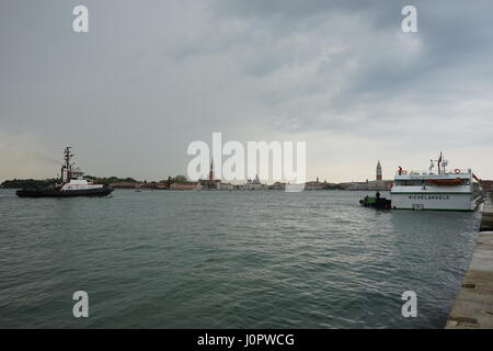 Una grande nave da crociera è di entrare nel 'canale della Giudecca' di Venezia, Italia Foto Stock