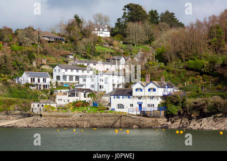 Boddinick villaggio sul fiume Fowey. "Ferryside' casa sul lungomare è stata l'ex casa di Dapne du Maurier, Cornwall, Inghilterra Foto Stock