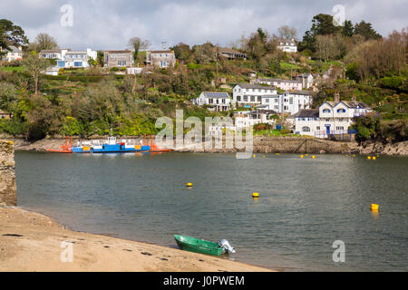 Boddinick traversata in traghetto del Fiume Fowey. "Ferryside' - La grande casa sul lungomare, è stata l'ex casa di Dapne du Maurier, Cornwall, Inghilterra Foto Stock