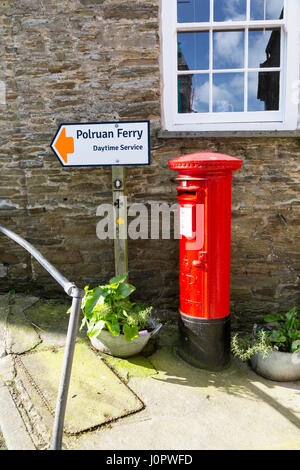 Un dipinta di fresco George VI pilastro casella nel centro del porto storico di Fowey, Cornwall, Inghilterra Foto Stock