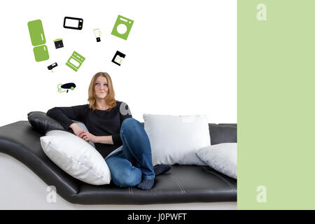 Grinning capelli lunghi giovane donna è seduta su un bianco e nero con lettino in bianco e nero dei cuscini. Una donna sta guardando verso l'alto sull'illustrazione di un Foto Stock