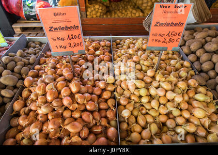 Mercato settimanale, mercato stand, verdure fresche, patate, diverse varietà, cipolle, Foto Stock