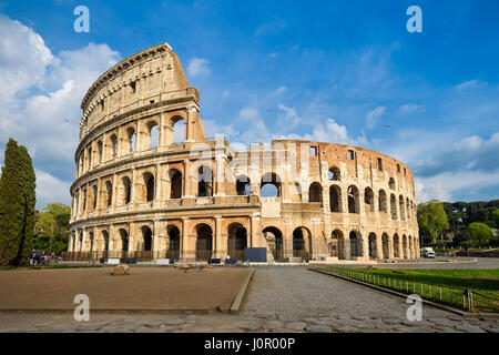 Colosseo a Roma in una giornata di sole Foto Stock