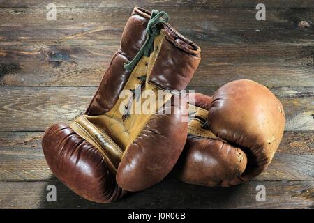 Vintage guantoni da pugilato su sfondo di legno Foto Stock