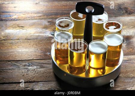 Koelsch - birra speciale da Colonia in un tipico vassoio su sfondo di legno Foto Stock